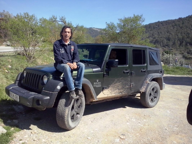  Seduto sulla Jeep 